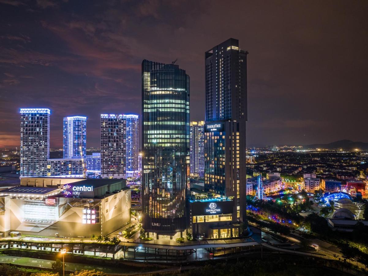 Doubletree By Hilton Shah Alam I-City Buitenkant foto The complex at night