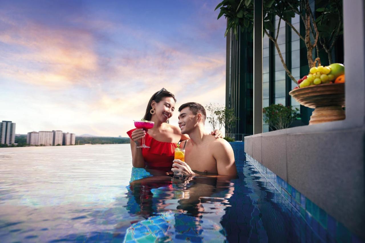 Doubletree By Hilton Shah Alam I-City Buitenkant foto Infinity pool at The View