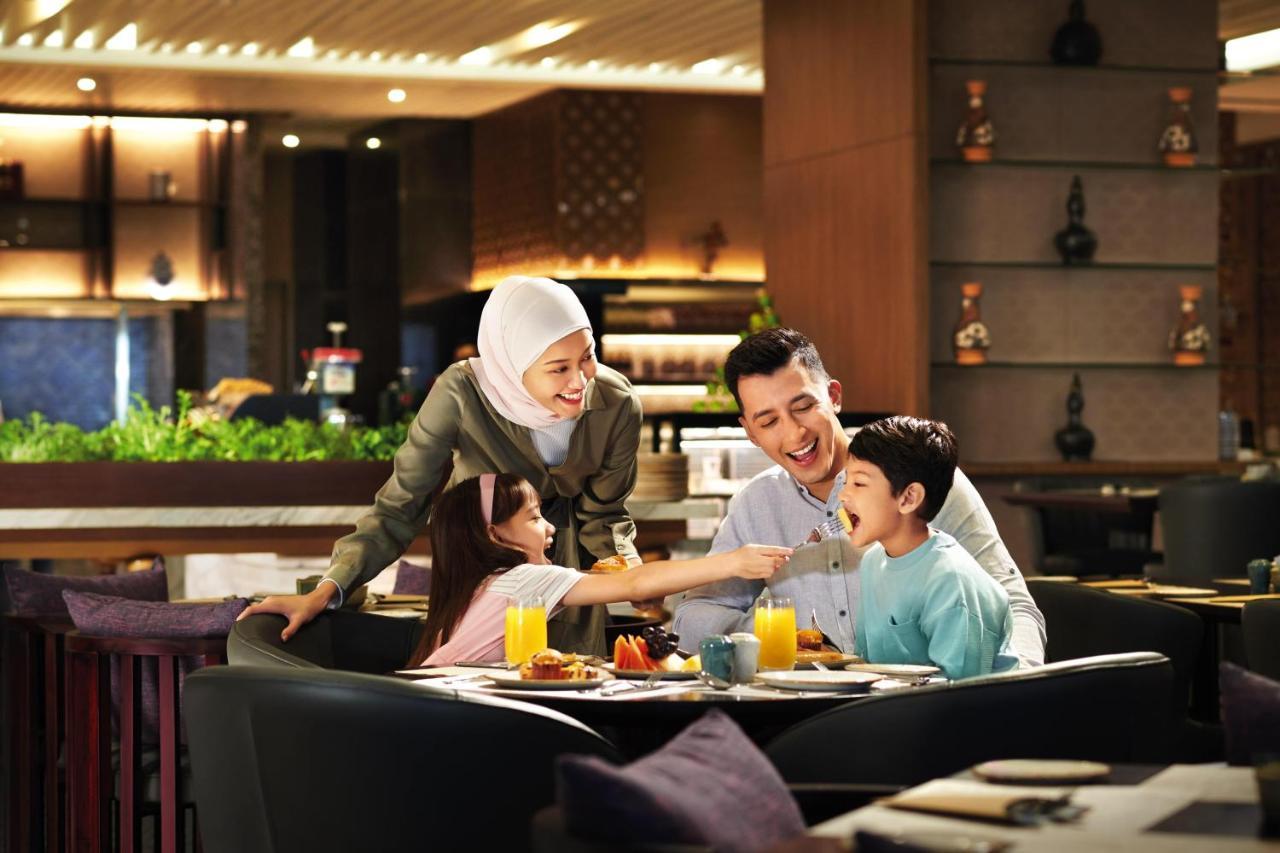 Doubletree By Hilton Shah Alam I-City Buitenkant foto Family dining at the hotel