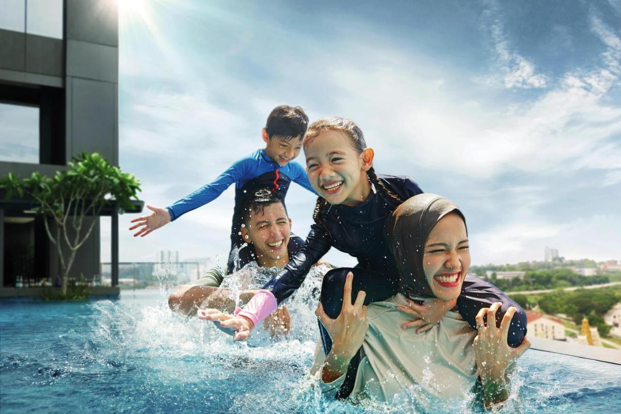 Doubletree By Hilton Shah Alam I-City Buitenkant foto Family at the pool