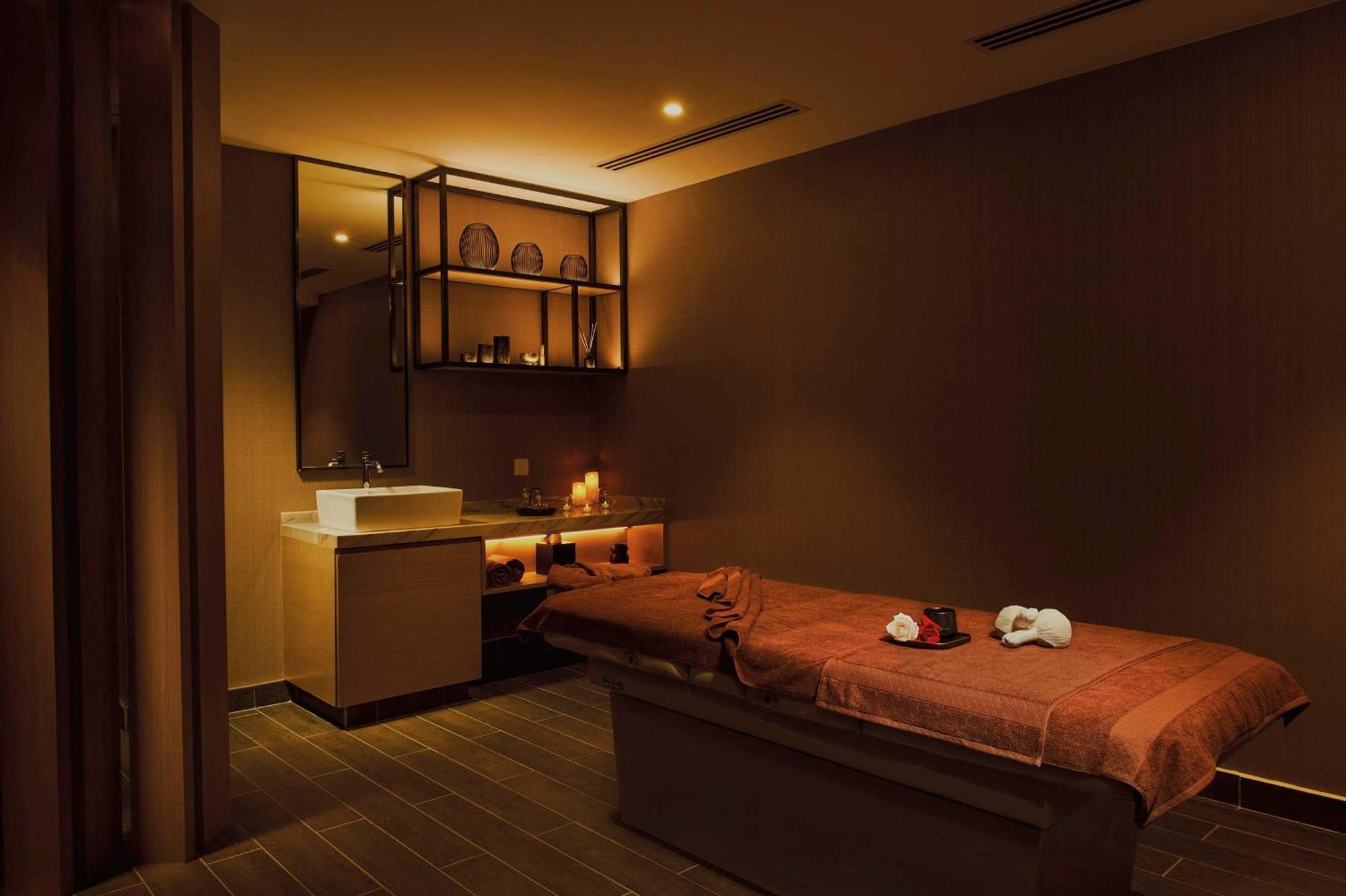 Doubletree By Hilton Shah Alam I-City Buitenkant foto A massage room at a spa