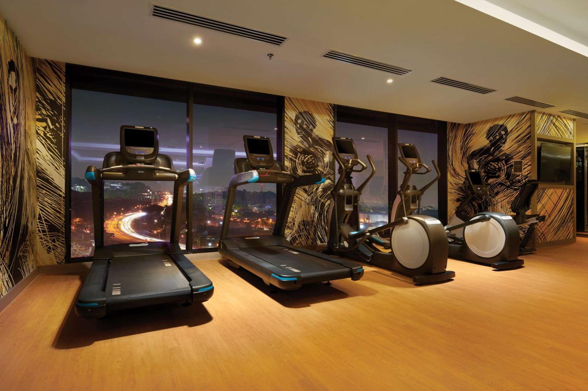 Doubletree By Hilton Shah Alam I-City Buitenkant foto The gym at the hotel