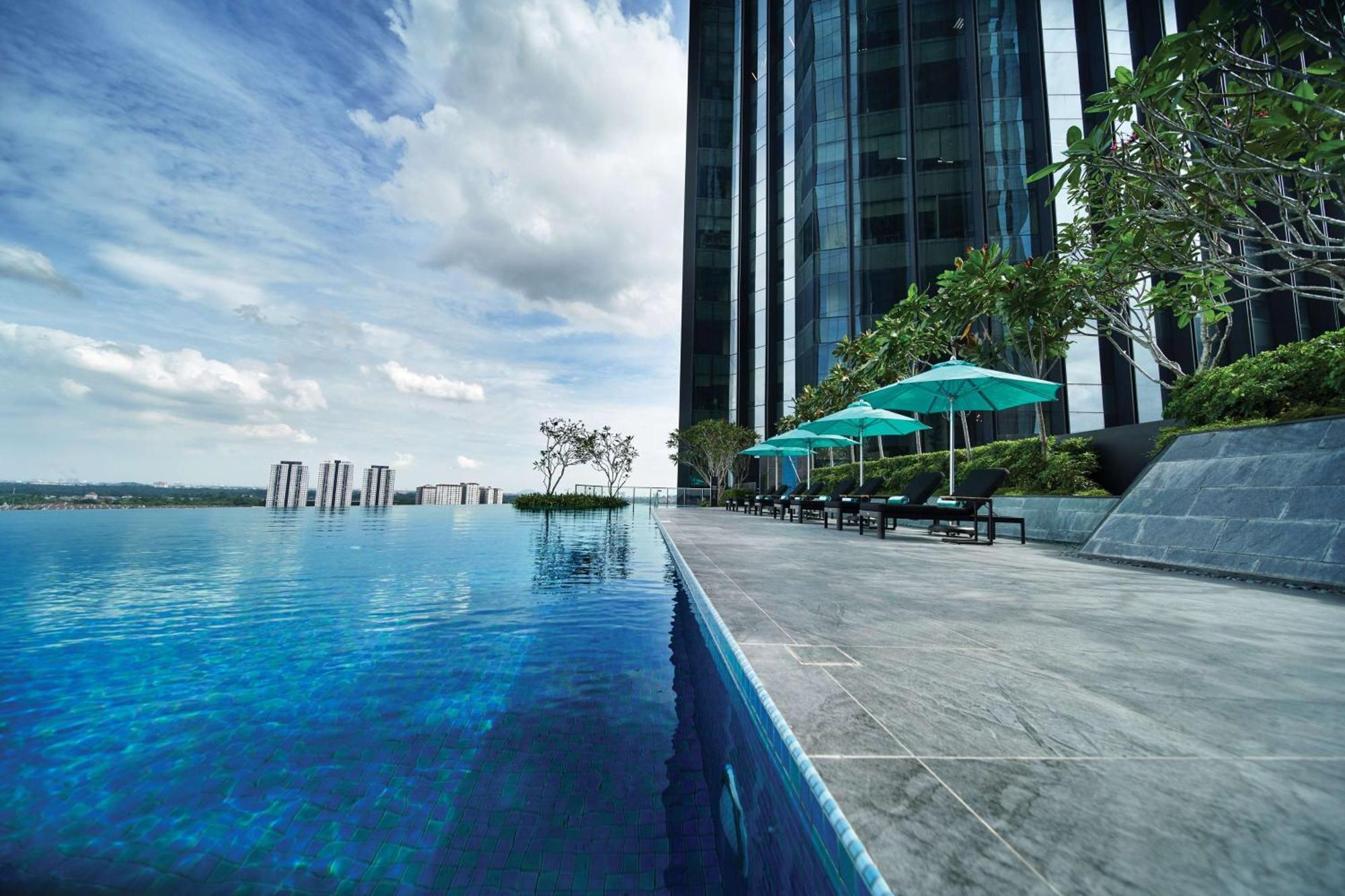 Doubletree By Hilton Shah Alam I-City Buitenkant foto Infinity pool at the 50th floor