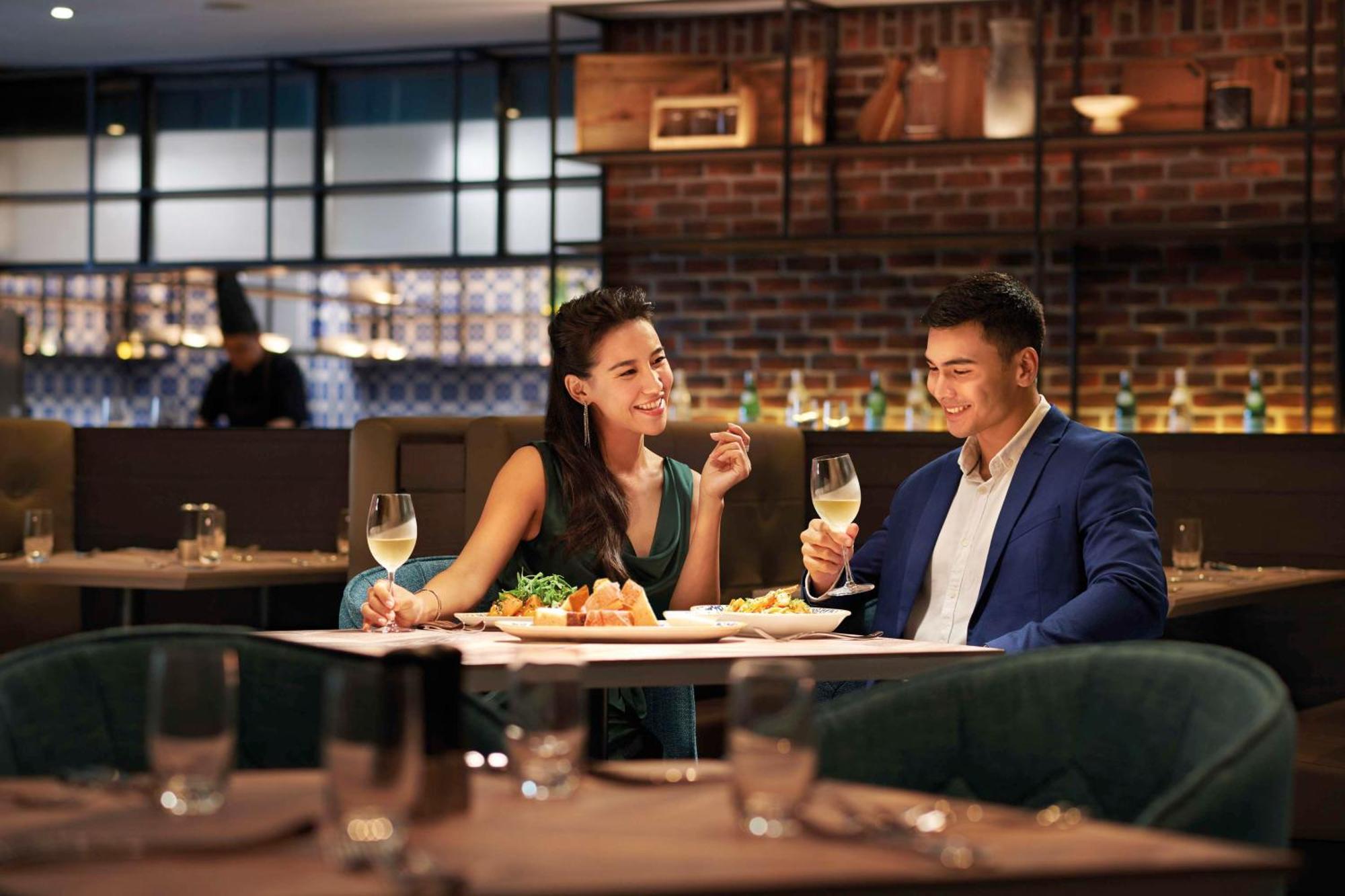 Doubletree By Hilton Shah Alam I-City Buitenkant foto A couple dining at a restaurant